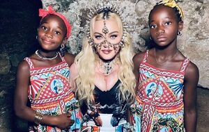 Двойняшки, которых удочерила Мадонна, – уроженки африканского государства Малави