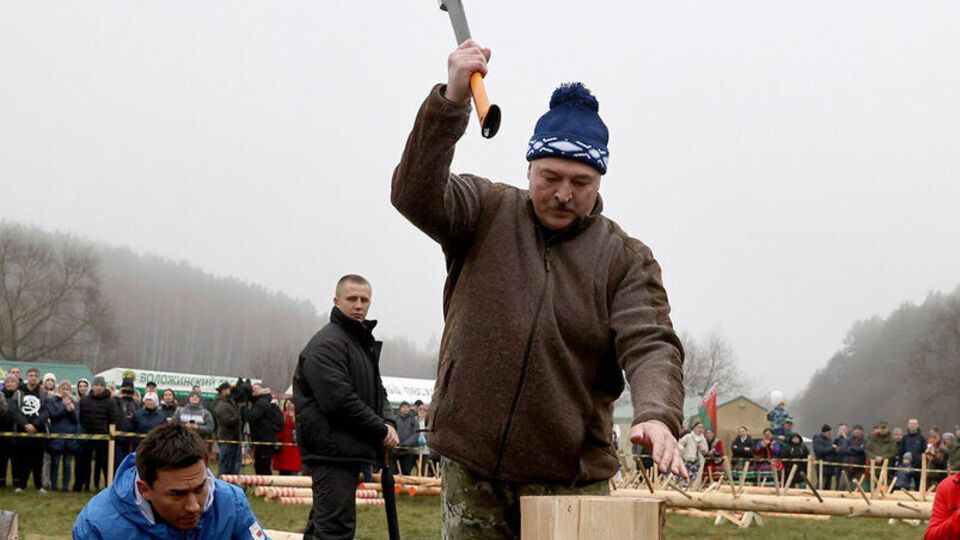 Лукашенко посетил чемпионат по колке дров среди журналистов