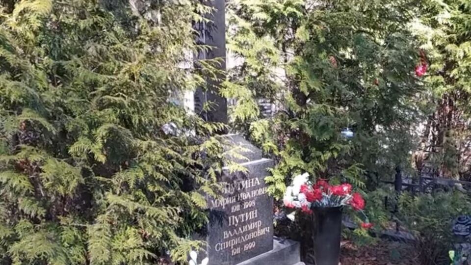 На могиле родителей Путина оставляли антивоенные послания как минимум дважды этой осенью