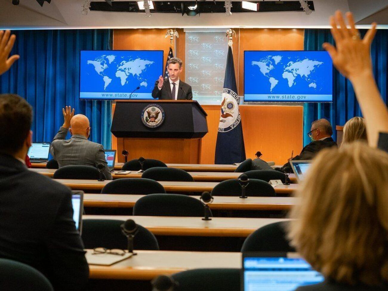 Прайс сказав, що США, НАТО та Євросоюз і далі дотримуються переговорного принципу "нічого про Україну без України"