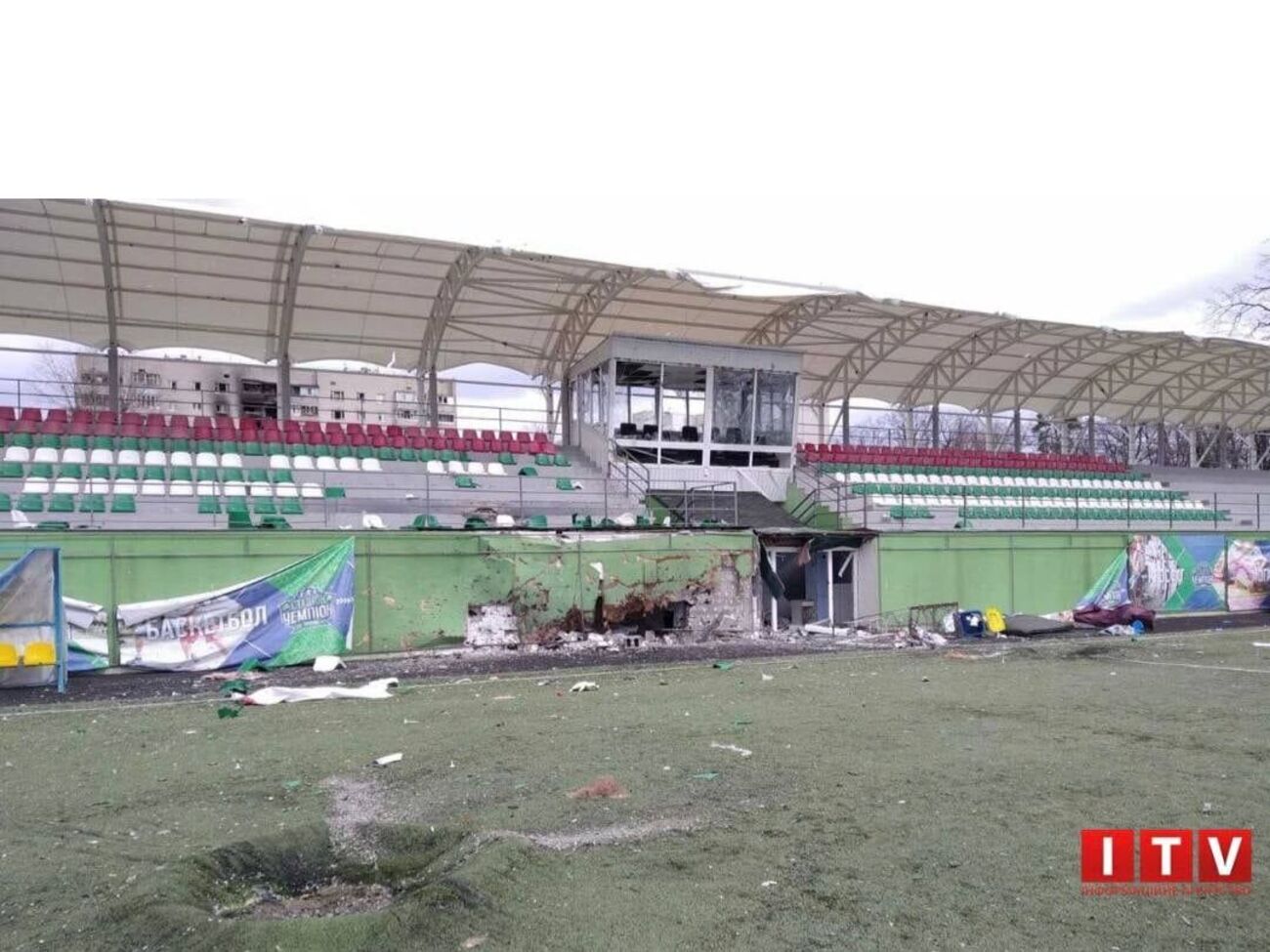 Стадион был поврежден российскими снарядами в марте 2022 года