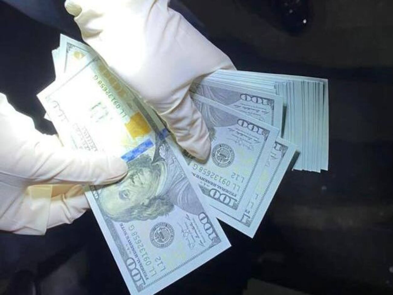 У прокуратурі зазначили, що учасників схеми затримали одразу після одержання грошей