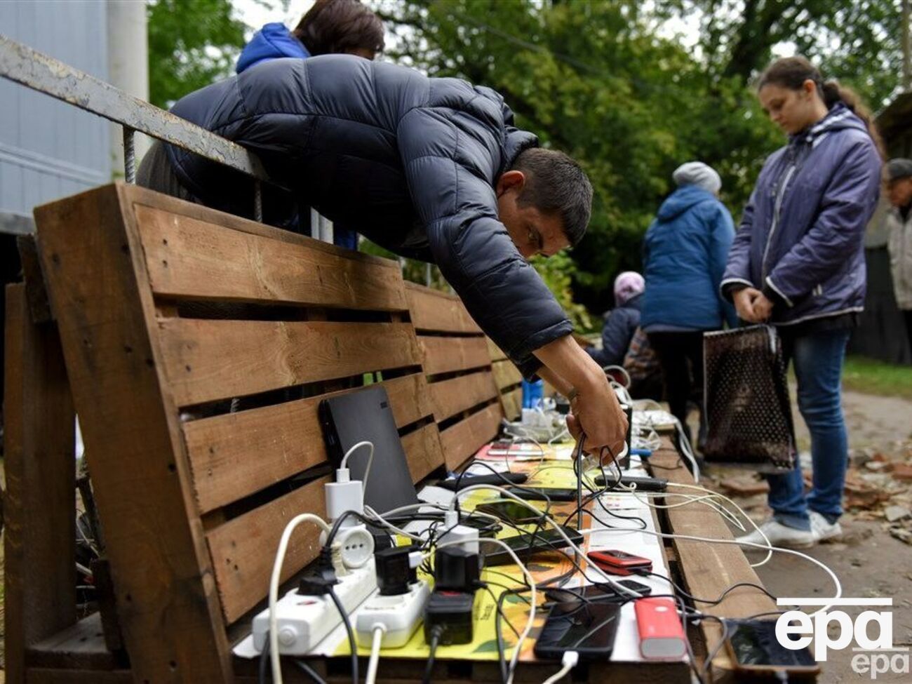 В нескольких областях Украины люди остались без электричества