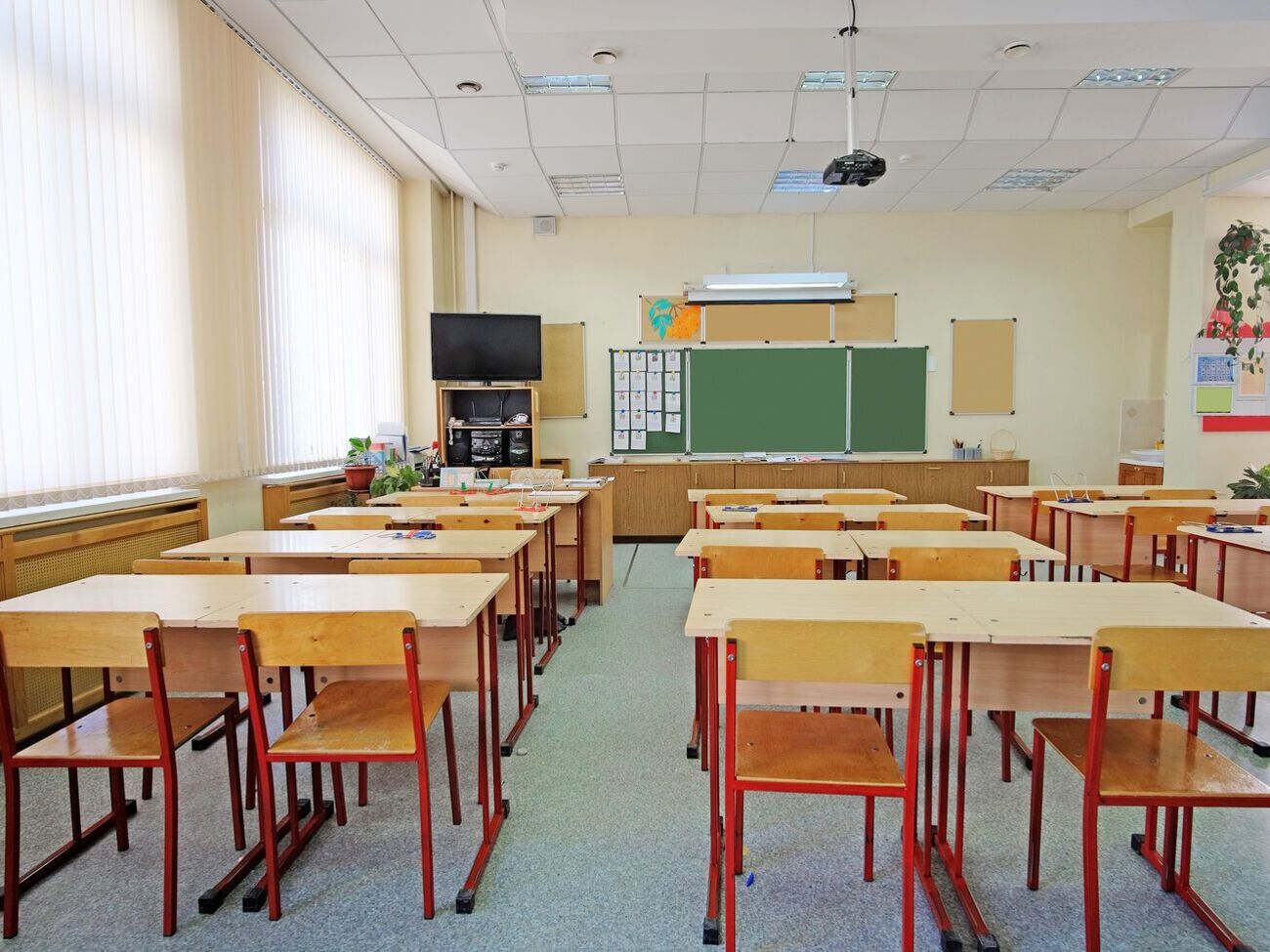 Оккупанты хотели выдать украинским школьникам в Харьковской области российские аттестаты об окончании 11 классов