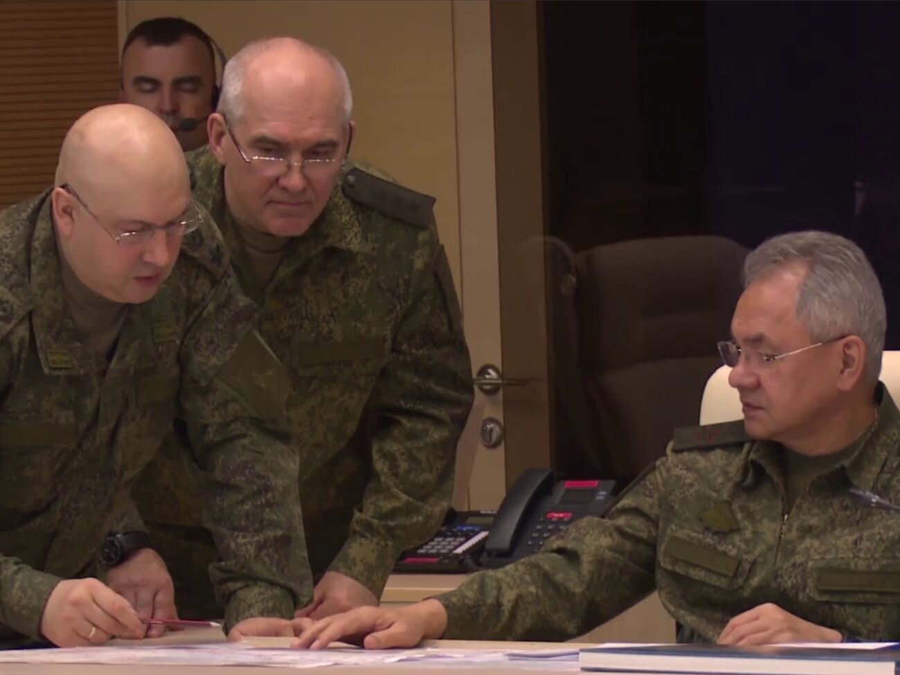 Шойгу (справа) заслушал доклад&nbsp;Суровикина (слева), отметили в минобороны РФ