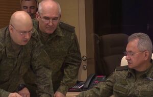 Шойгу (справа) заслушал доклад Суровикина (слева), отметили в минобороны РФ
