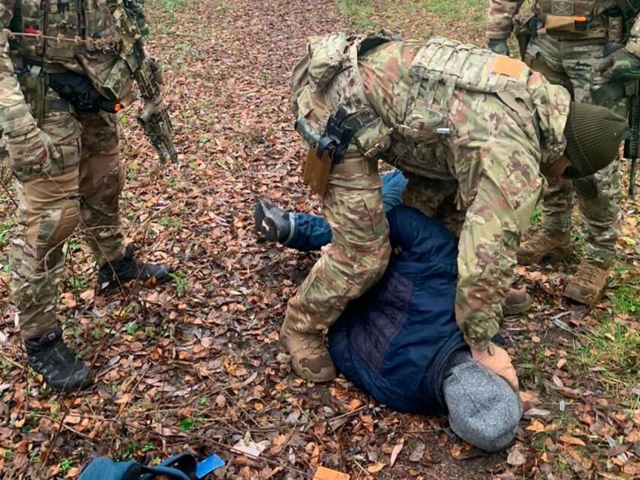 Диверсантів затримали, коли вони забирали зброю зі схованки