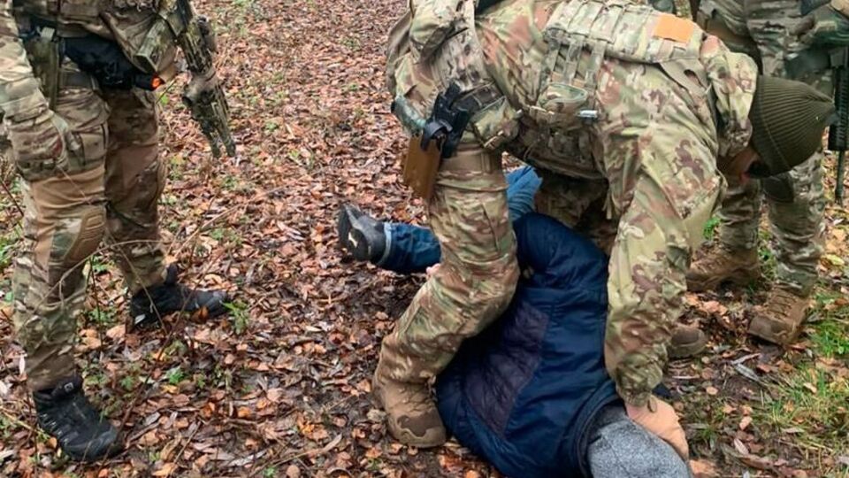 Диверсантів затримали, коли вони забирали зброю зі схованки