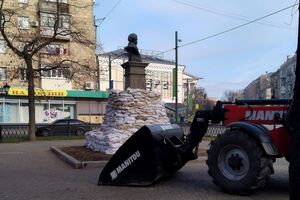 Погруддя Пушкіна на площі Поезії в Харкові обклали мішками з піском