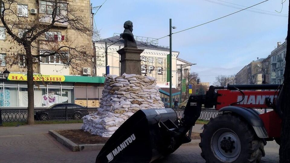 Бюст Пушкину на площади Поэзии в Харькове обложили мешками с песком