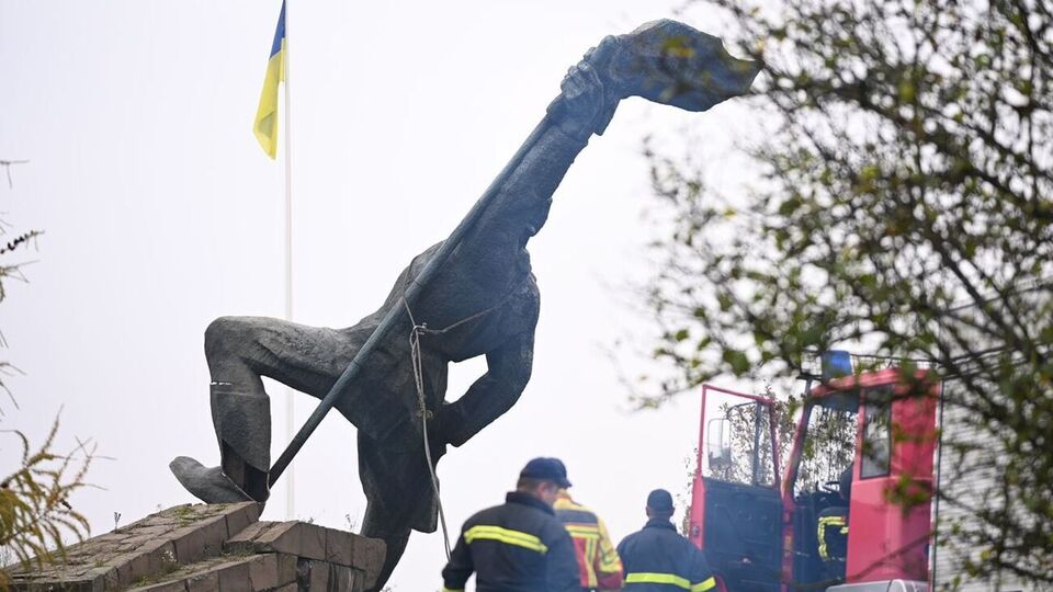 Памятник советским "освободителям" демонтировали