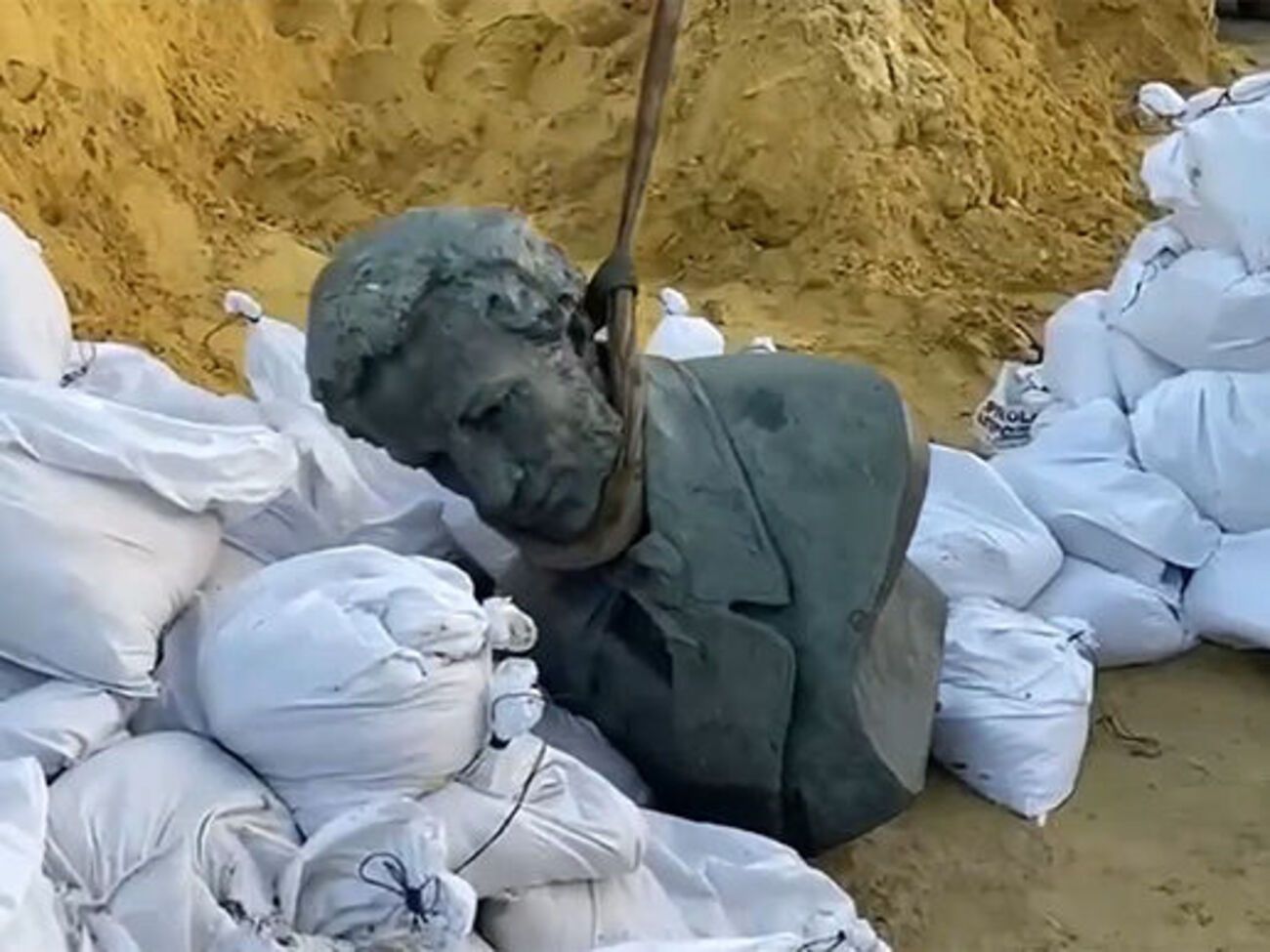 Бюст Пушкина убрали с площади Поэзии