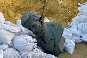 Бюст Пушкина убрали с площади Поэзии