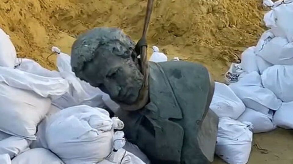 Бюст Пушкина убрали с площади Поэзии