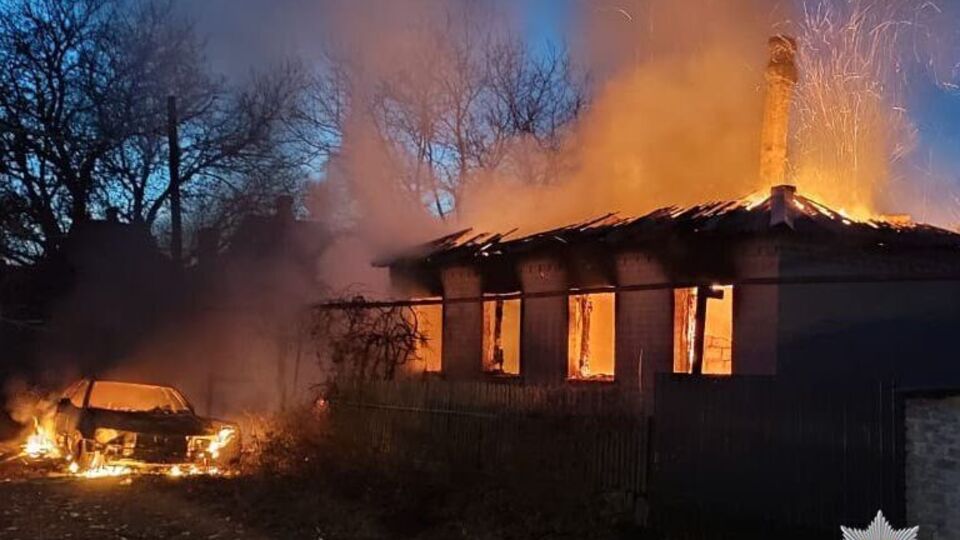 Ворожі снаряди забрали життя і травмували цивільних жителів, зруйнували оселі, зазначили у поліції Донецької області