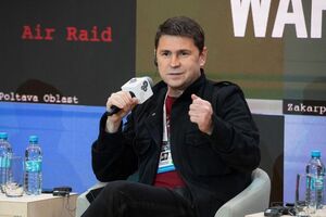 Пока над Херсоном не развевается украинский флаг, нет смысла говорить о выводе российских войск, отметил Подоляк