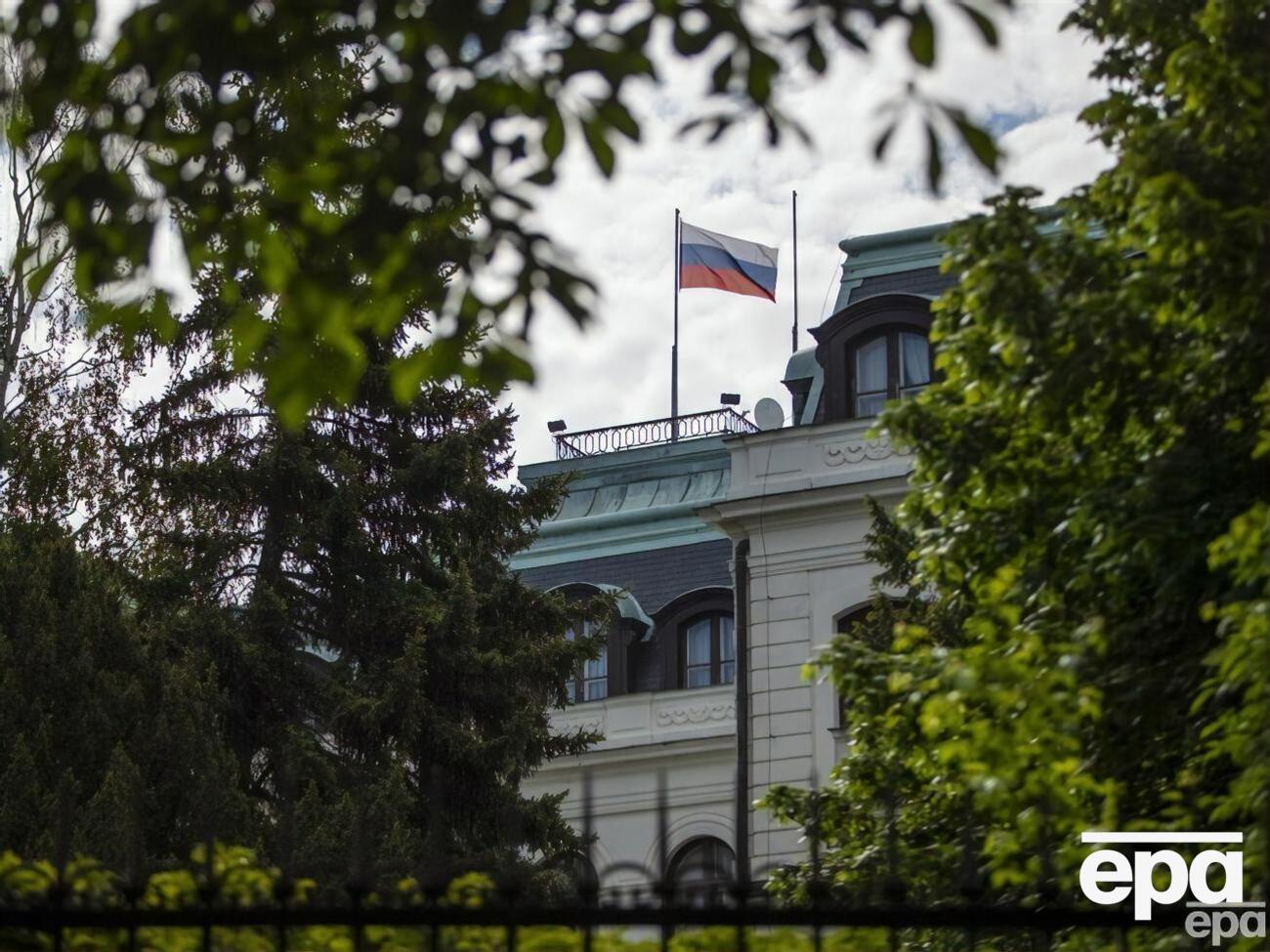 Было бы справедливо, если бы российские дипломаты оказались в ситуации, "в которую ставят сотни тысяч людей", отметили инициаторы петиции