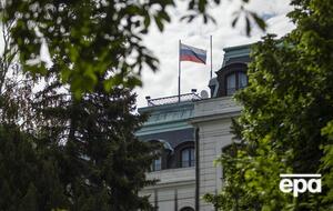 Было бы справедливо, если бы российские дипломаты оказались в ситуации, "в которую ставят сотни тысяч людей", отметили инициаторы петиции