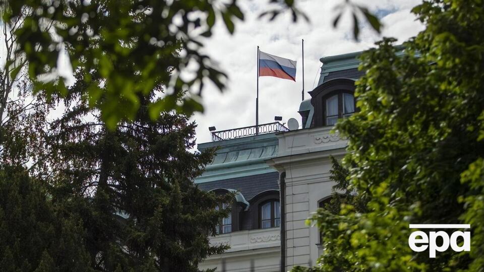 Было бы справедливо, если бы российские дипломаты оказались в ситуации, "в которую ставят сотни тысяч людей", отметили инициаторы петиции