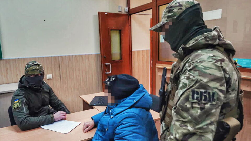 У СБУ зазначили, що після звільнення Лимана підозрювана намагалася переховуватися, щоб уникнути правосуддя