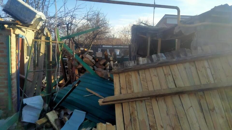Oсколки повредили жилой дом и склад