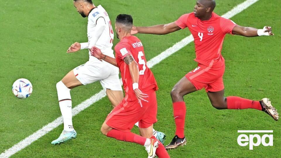 Марокканец Эн Несири (в белом) забил два мяча, один из которых не засчитали