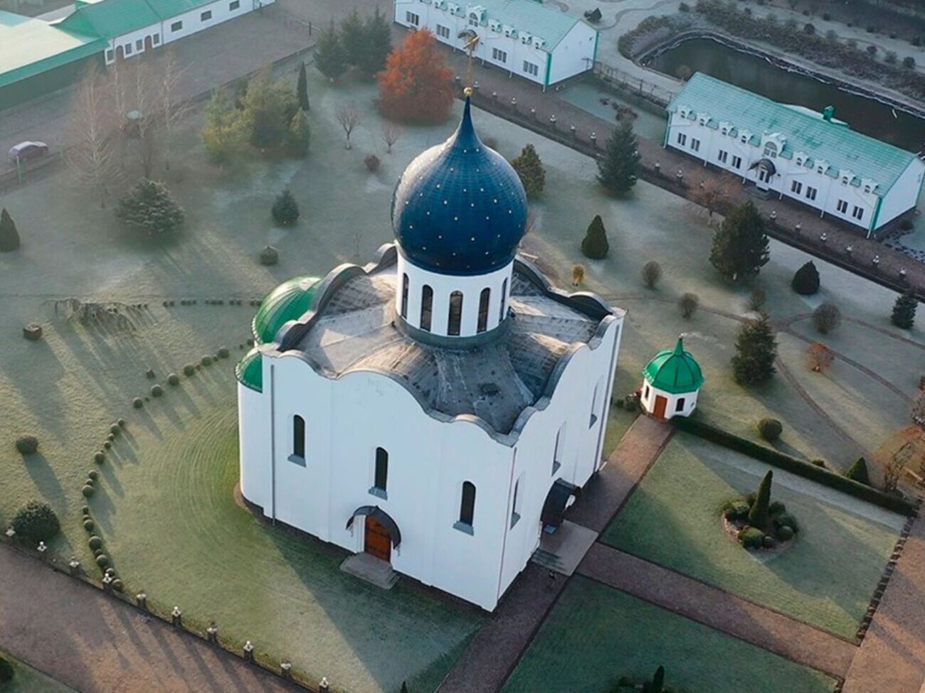 По мнению Антиповича, УПЦ МП придется либо стать "филиалом" украинской церкви, а не русской, либо она просто исчезнет