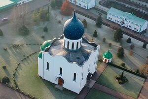 По мнению Антиповича, УПЦ МП придется либо стать "филиалом" украинской церкви, а не русской, либо она просто исчезнет