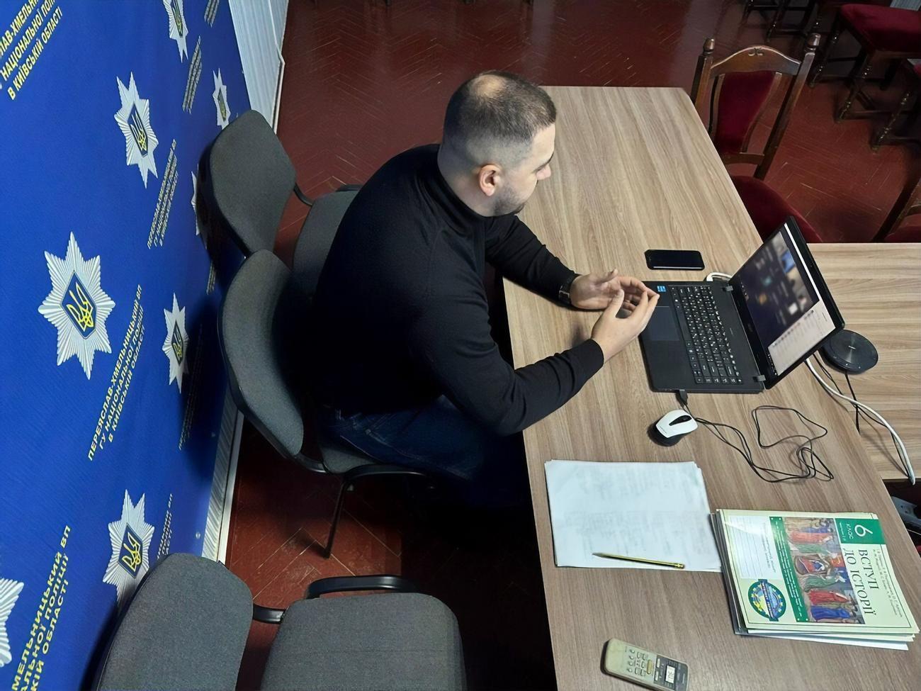 Учитель из-за отключения света провел урок истории в необычной обстановке