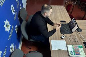 Учитель из-за отключения света провел урок истории в необычной обстановке