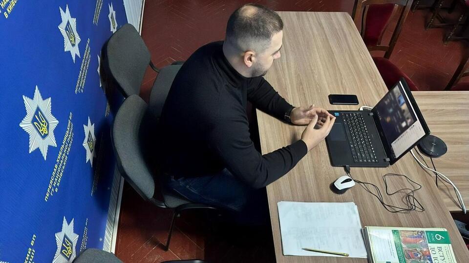 Учитель из-за отключения света провел урок истории в необычной обстановке