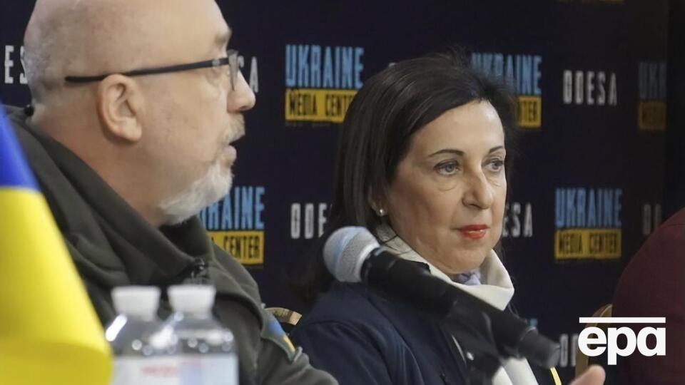 Роблес (на фото вона з міністром оборони України Олексієм Резніковим в Одесі) підтвердила отримання щонайменше п'яти пакетів із вибухівкою