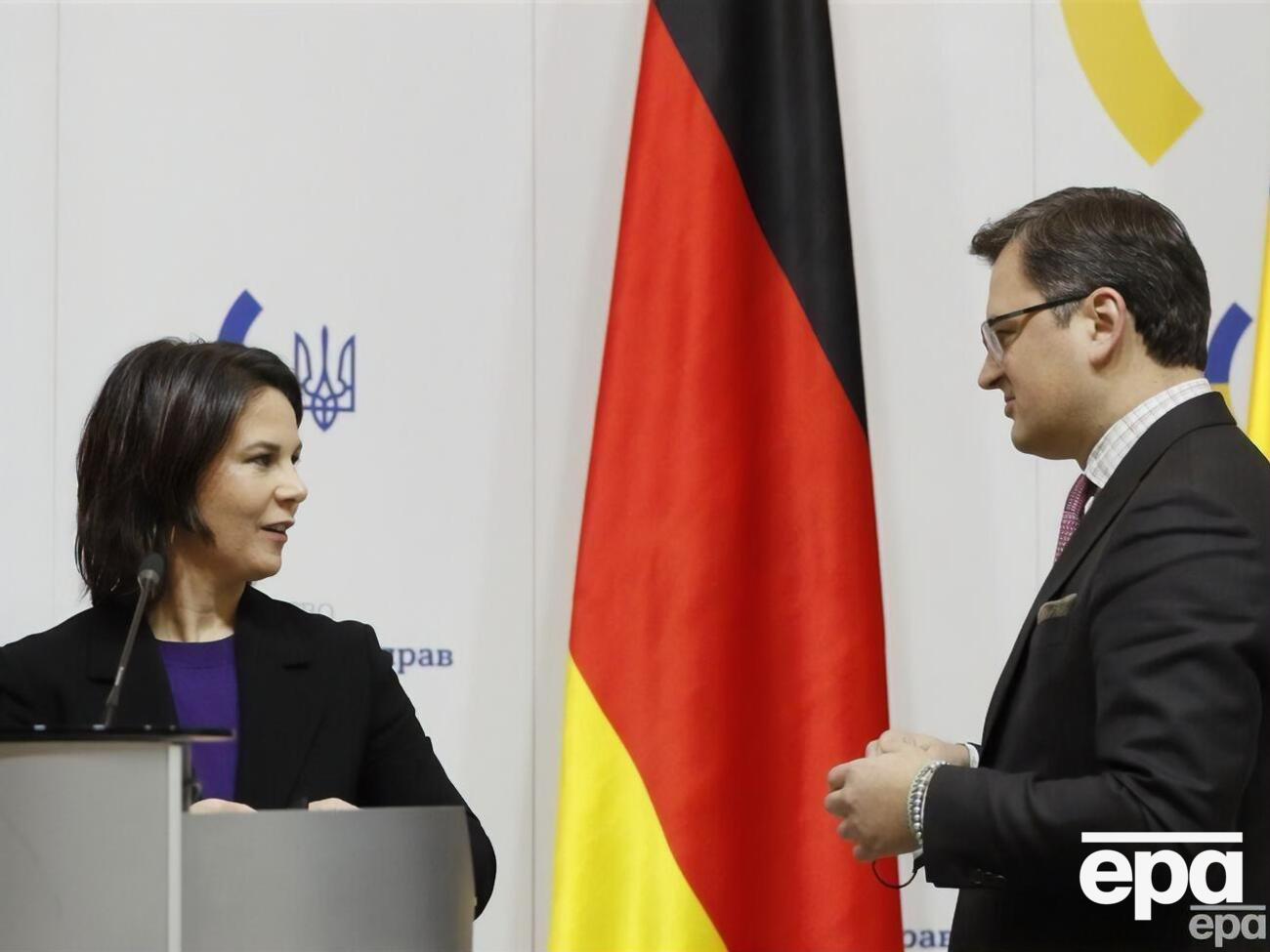 Кулеба и Бербок обсудили новые поставки оружия и усиление санкций ЕС против России