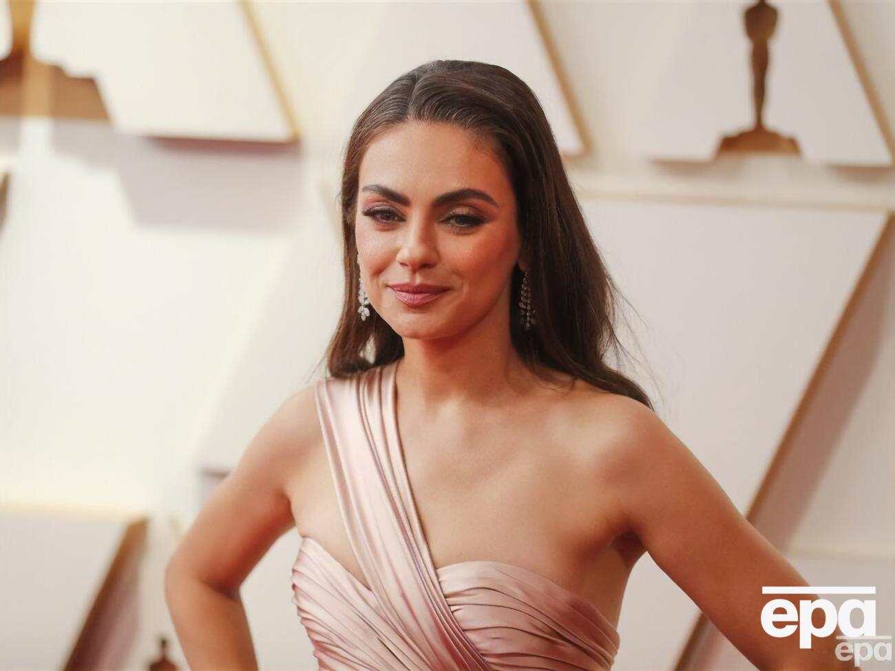 Кунис родилась в 1983 году в Черновцах