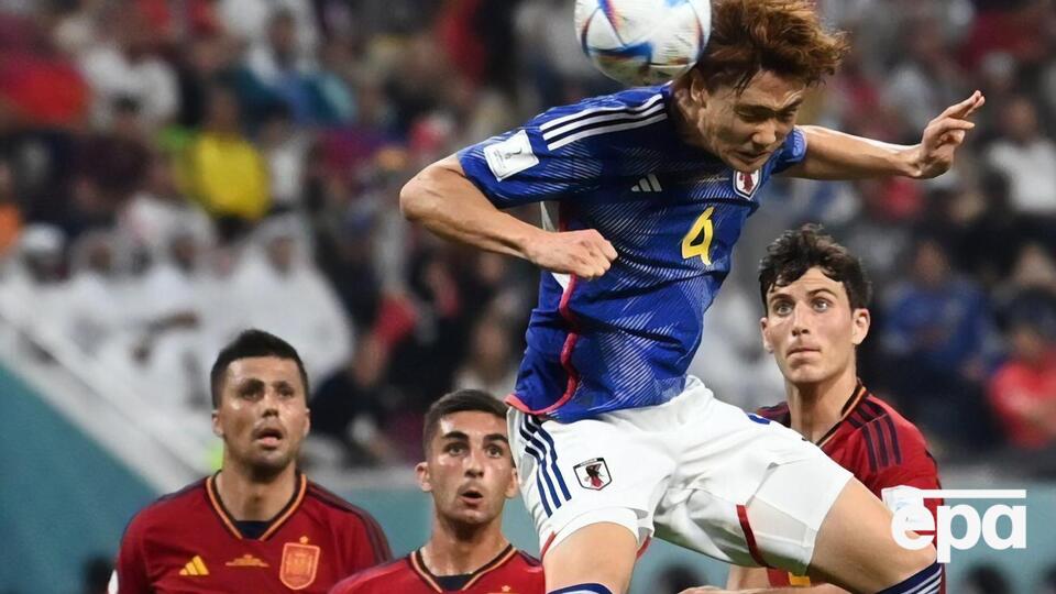 Япония (команда в синих футболках) неожиданно выиграла у Испании