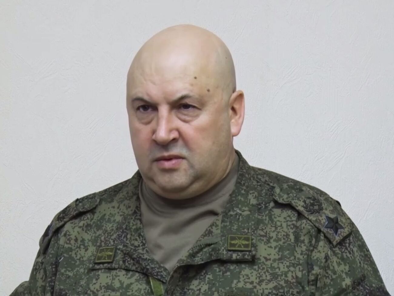 Суровікін (на фото) віддав наказ про заборону проводити будь-які розвантажувальні та завантажувальні роботи на залізничному транспорті на відстані ближче, ніж 100 км до лінії зіткнення, розповів Громов