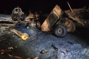 Люди, находившиеся в тракторе, не пострадали, но их задержали после попытки побега, сообщили в ОВА