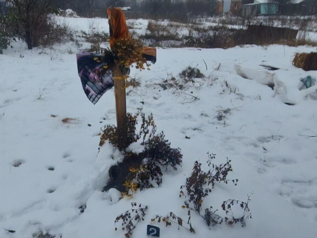 Погибшая была похоронена во дворе своего дома