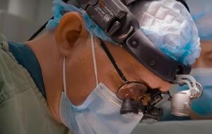 Тодуров продемонстрировал, как вшивает клапан для сердца