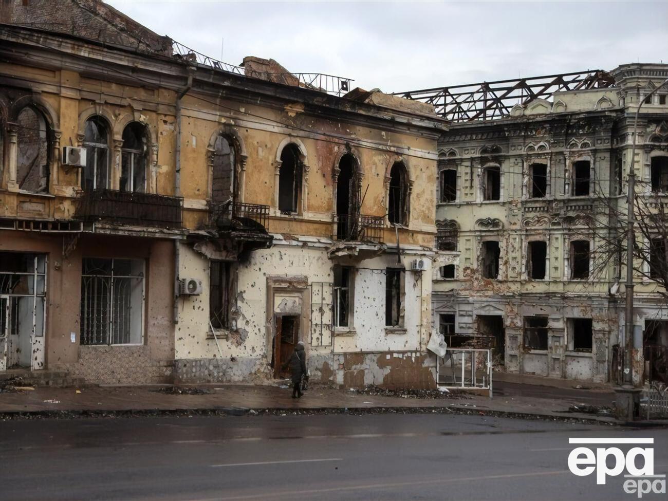 Дети полезли для съемок в руины