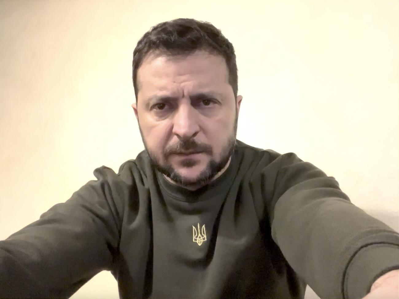 Зеленский: Наши энергетики и коммунальщики делают действительно героические вещи, за недели восстанавливая то, что вообще-то требовало бы месяцев работы