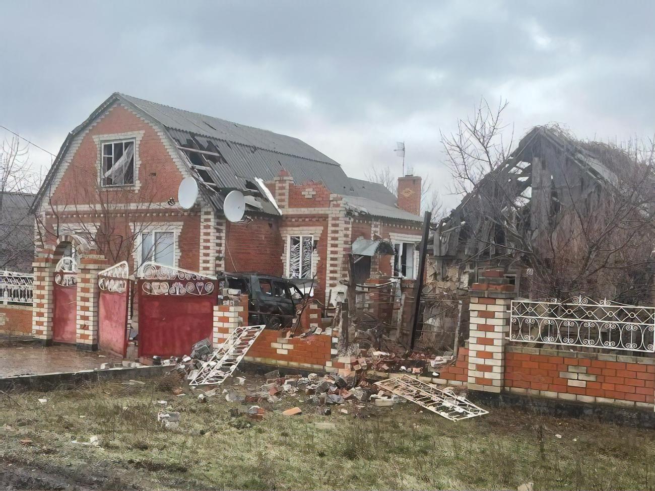 В результате обстрелов повреждены дома, есть раненые