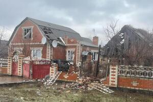 В результате обстрелов повреждены дома, есть раненые