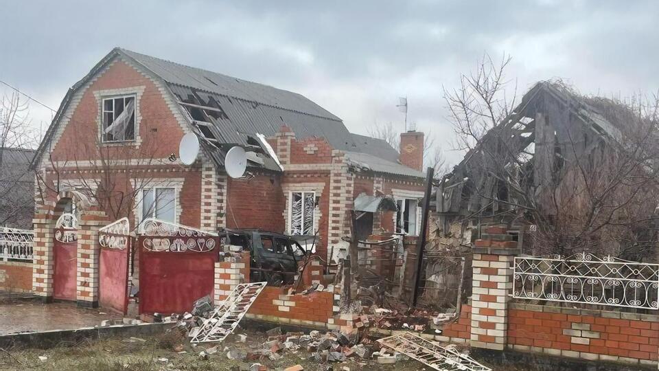 В результате обстрелов повреждены дома, есть раненые