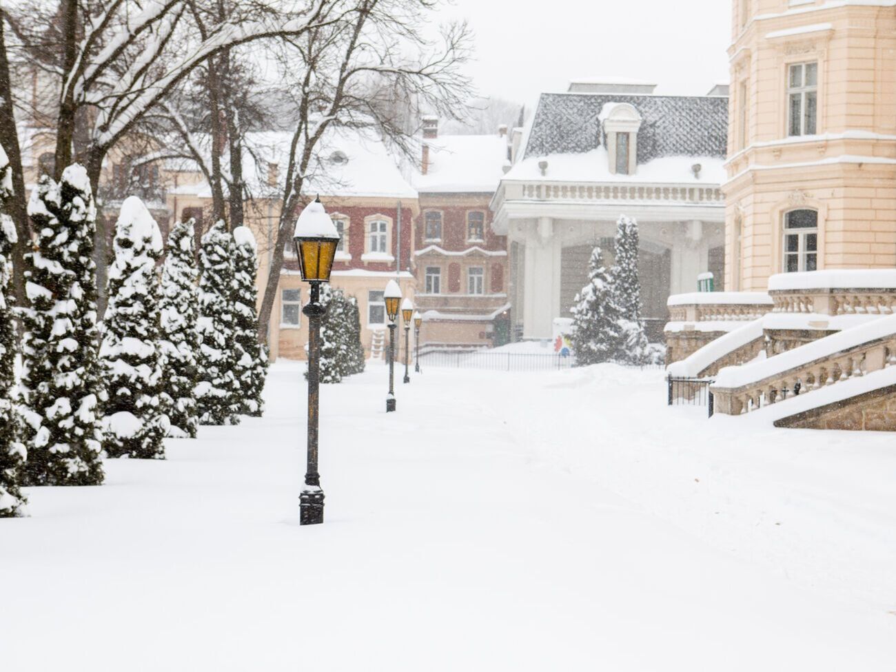 У Львові та області сьогодні весь день очікують на сильні снігопади, налипання мокрого снігу та ожеледицю