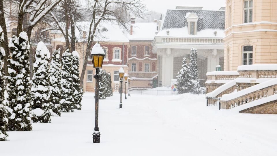 У Львові та області сьогодні весь день очікують на сильні снігопади, налипання мокрого снігу та ожеледицю