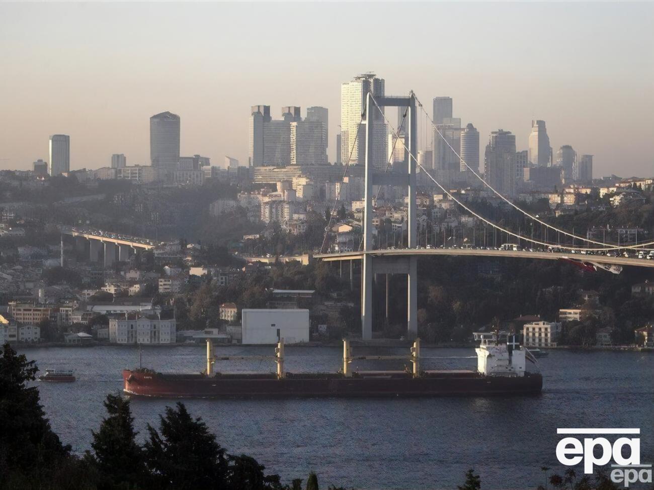 Пробка образовалась из-за требования Турции к судам предъявлять письменные страховые гарантии