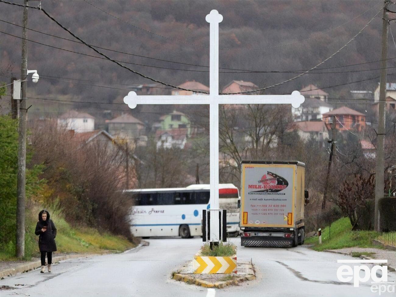 Косовские сербы перекрыли подъезды к двум пунктам пропуска