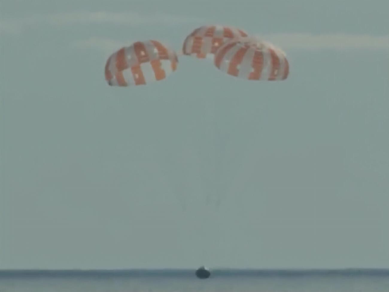 Космічний апарат приводнився на трьох парашутах