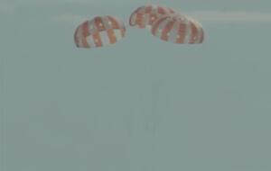 Космічний апарат приводнився на трьох парашутах